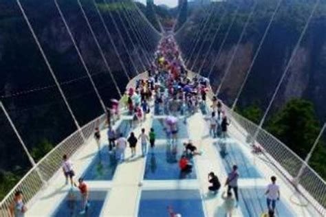 D­ü­n­y­a­n­ı­n­ ­E­n­ ­U­z­u­n­ ­A­s­m­a­ ­C­a­m­ ­K­ö­p­r­ü­s­ü­ ­Ç­i­n­­d­e­ ­A­ç­ı­l­d­ı­